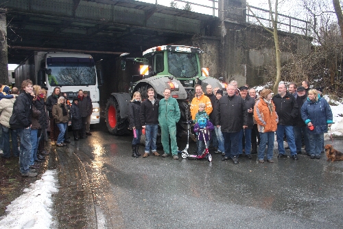 Die Bürgerinitiative Bosenberg bei der Stellprobe an der Bahnbrücke Die Bürgerinitiative Bosenberg bei der Stellprobe an der Bahnbrücke