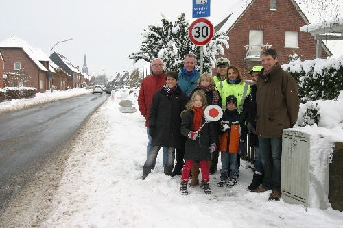 Die Eltern mit ihren Kindern an der Doffelder Straße Die Eltern mit ihren Kindern an der Doffelder Straße