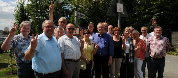 Als strahlende Sieger haben die Mitglieder der Bürgerinitiative Bosenberg am Freitag den Gerichtssaal in Münster verlassen, nachdem die Richter den Bebauungsplan der Stadt Ahlen für die Zementbrache als unwirksam erklärt hatten. Foto: Westhues