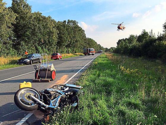 Während eines Überholvorgangs war der 25-jährige Fahrer des Motorrades gegen einen „Renault Twingo“ (kl. Bild) geprallt, der zeitgleich an einem Mähdrescher vorbeifahren wollte. Ein Hubschrauber flog den Vorhelmer nach Hamm. Foto: Feuerwehr Ennigerloh Während eines Überholvorgangs war der 25-jährige Fahrer des Motorrades gegen einen „Renault Twingo“ (kl. Bild) geprallt, der zeitgleich an einem Mähdrescher vorbeifahren wollte. Ein Hubschrauber flog den Vorhelmer nach Hamm. Foto: Feuerwehr Ennigerloh