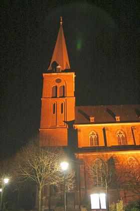 An der Pfarrkirche St. Pankratius wird am 26. November ein kleiner Weihnachtsmarkt stattfinden. Foto: Christian Wolff Pankratiuskirche bei Nacht
