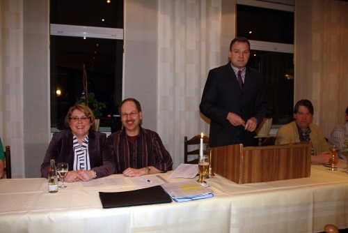 Vorsitzender Ralf Kiowsky (stehend) leitete die Versammlung Vorsitzender Ralf Kiowsky (stehend) leitete die Versammlung